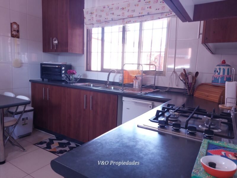 Linda casa con gran terreno/ En condominio