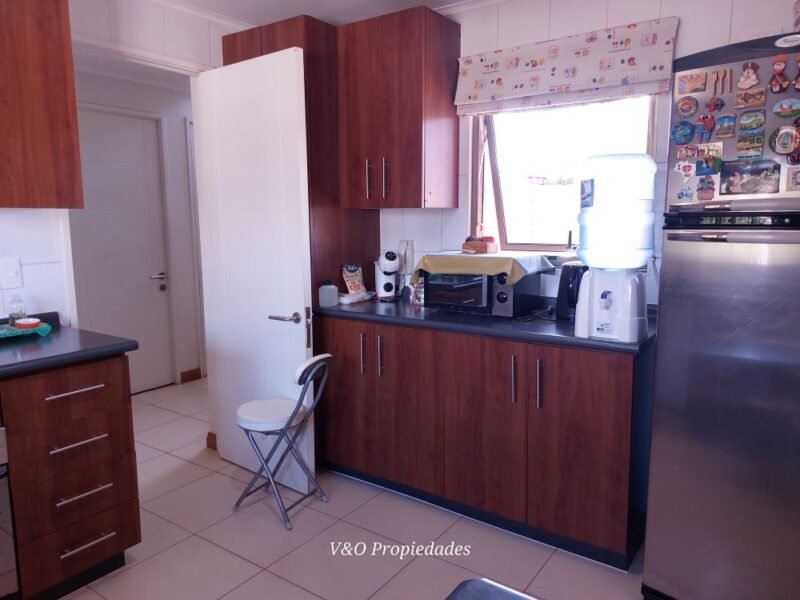 Linda casa con gran terreno/ En condominio