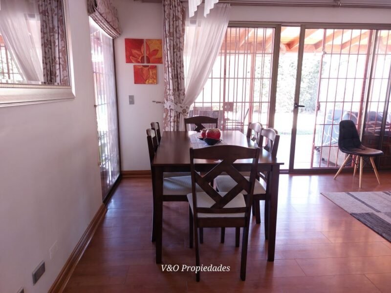 Linda casa con gran terreno/ En condominio