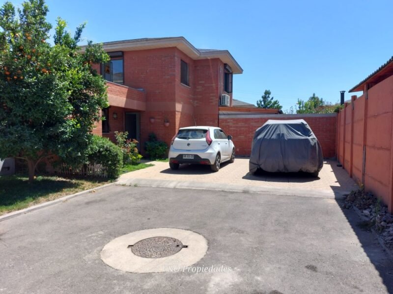 Linda casa con gran terreno/ En condominio