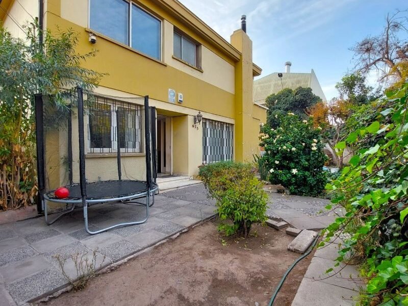 Linda y amplia casa en Ñuñoa/ Barrio residencial