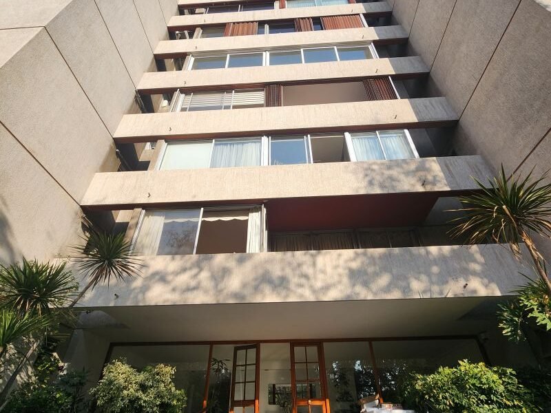 Remodelado y amplio departamento en Las Condes