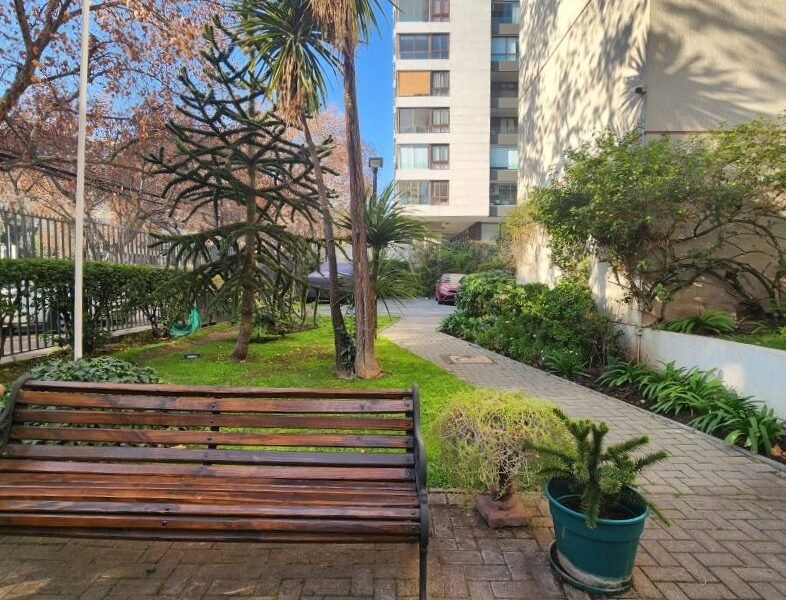 Remodelado y amplio departamento en Las Condes