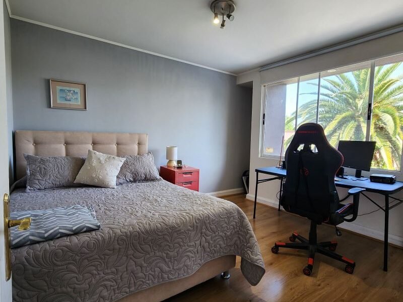 Moderna y amplia casa con piscina en condominio cerrado