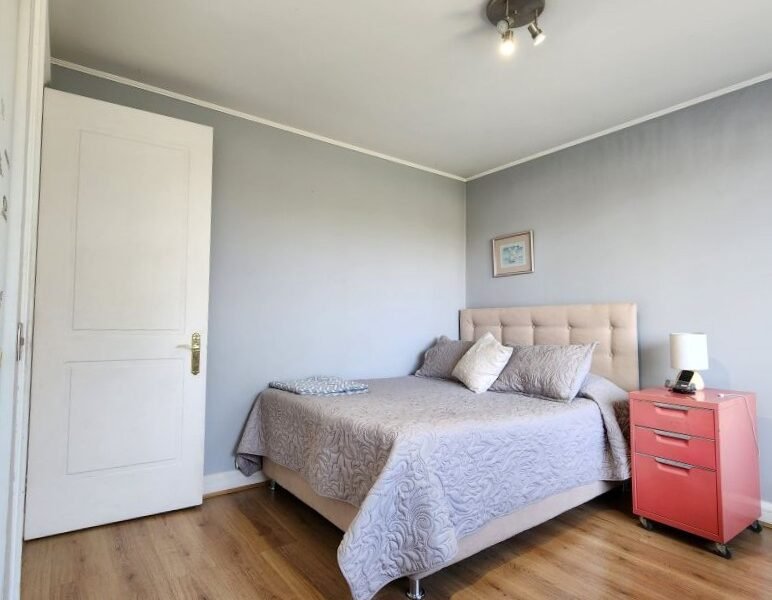 Moderna y amplia casa con piscina en condominio cerrado