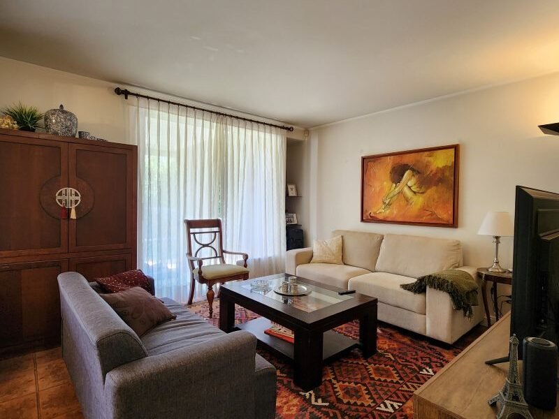 Moderna y amplia casa con piscina en condominio cerrado