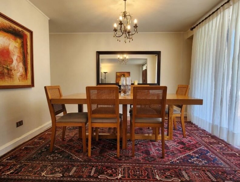 Moderna y amplia casa con piscina en condominio cerrado