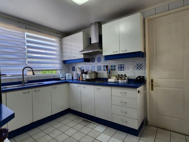 Moderna y amplia casa con piscina en condominio cerrado