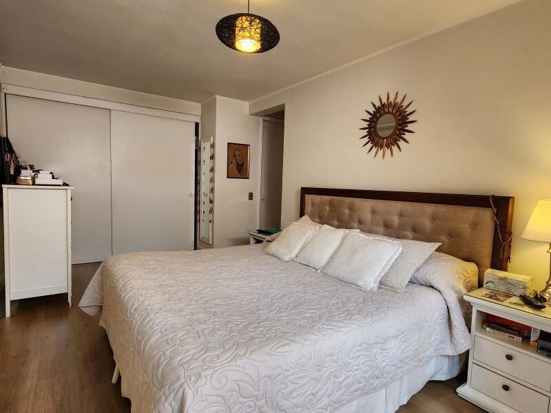 Moderna y amplia casa con piscina en condominio cerrado