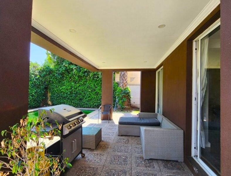 Moderna y amplia casa con piscina en condominio cerrado