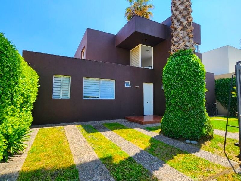 Moderna y amplia casa con piscina en condominio cerrado