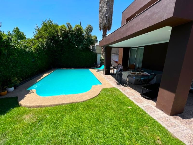 Moderna y amplia casa con piscina en condominio cerrado