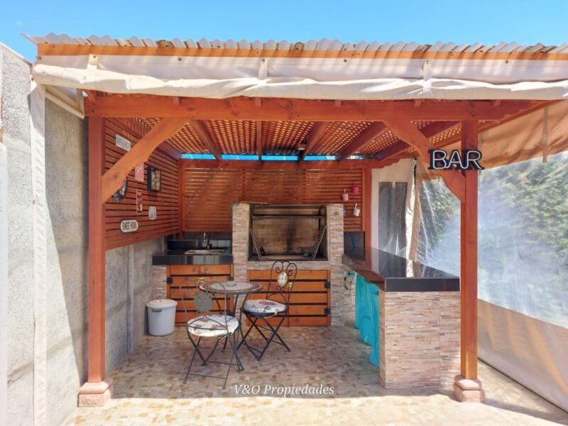 Linda casa con gran terreno/ En condominio