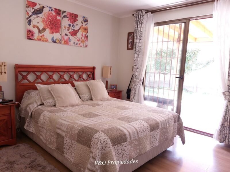 Linda casa con gran terreno/ En condominio