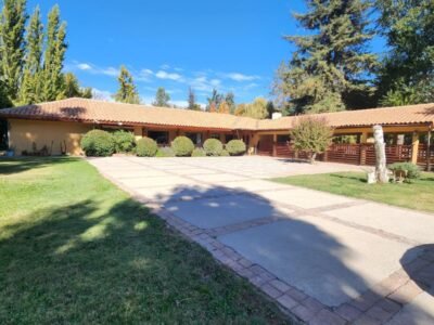 Gran Parcela con linda y encantadora casa — ¡Imperdible!