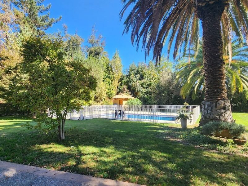 Gran Parcela con linda y encantadora casa — ¡Imperdible!