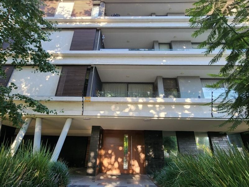 Departamento 2D/2B con Jardín Privado c/ 2 Estacionamientos