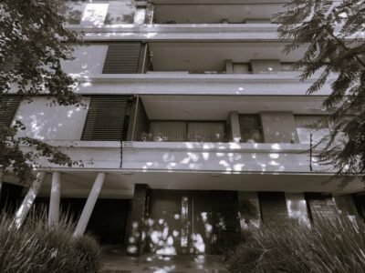 Departamento 2D/2B con Jardín Privado c/ 2 Estacionamientos